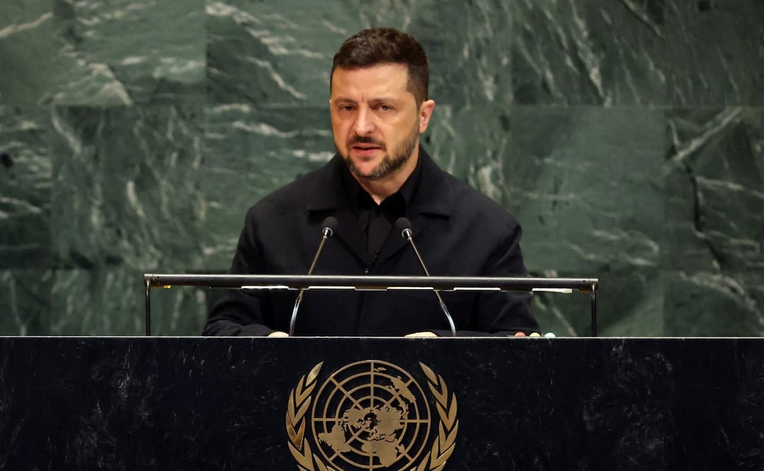 El presidente de Ucrania, Volodímir Zelensky, habla durante la Asamblea General de las Naciones Unidas (AGNU) en la sede de las Naciones Unidas el 24 de septiembre de 2025 en la ciudad de Nueva York. Los líderes mundiales se reunieron para el 80.º periodo de sesiones de la AGNU, cuyo tema de este año para la reunión mundial anual es «Mejor juntos: 80 años y más por la paz, el desarrollo y los derechos humanos». Foto: AFP