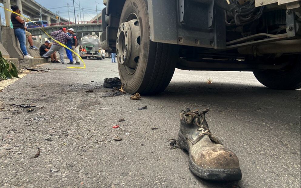 Un zapato de una de las víctimas de la explosión en la alcaldía Iztapalapa, el miércoles 10 de septiembre de 2025. Foto: Juan Carlos Williams/EL UNIVERSAL