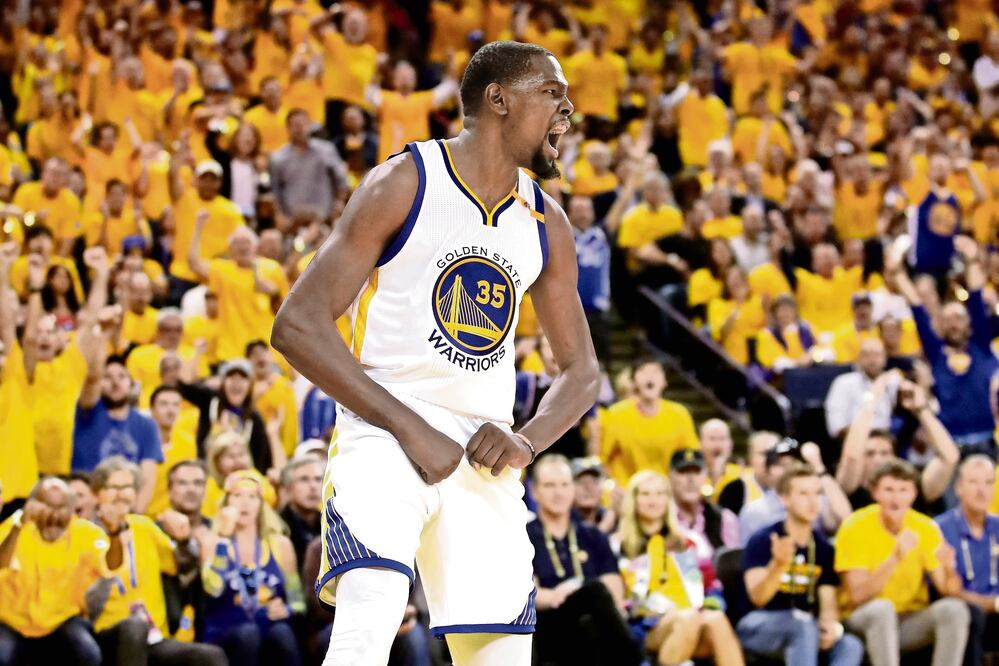 Kevin Durant contribuyó con 33 puntos 6 asistencias y 13 rebotes (EZRA SHAW. AFP)