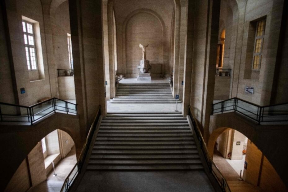 Sin turistas extranjeros, las visitas al Louvre se desplomaron un 72% en el 2020