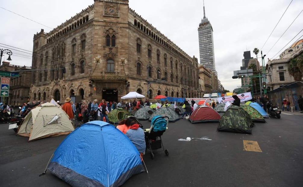 Artesanos instalan casa de campana en Eje Central Lázaro Cárdenas (10/11/2025). Foto: Francisco Rodríguez / EL UNIVERSAL