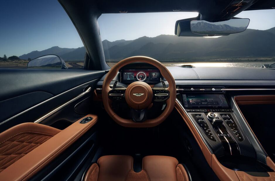 Es el sucesor natural del DB11, con un motor V8 twin turbo.