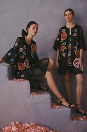 Conoce los diseños por los que la Secretaría de Cultura reclama a Carolina Herrera