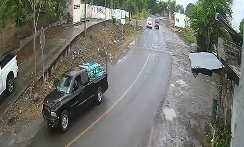 09:30 Los vehículos son captados al entrar a la localidad de San Vicente, a 4 kilómetros del centro de Coahuayana, Michoacán. Foto: captura de pantalla