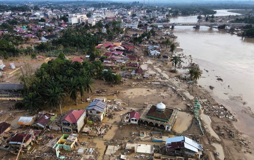 Imagen aérea, tomada con un dron, muestra una zona devastada por las inundaciones provocadas por el paso de tres ciclones en la isla de Sumatra, Indonesia, el jueves 4 de diciembre de 2025. Foto: AP