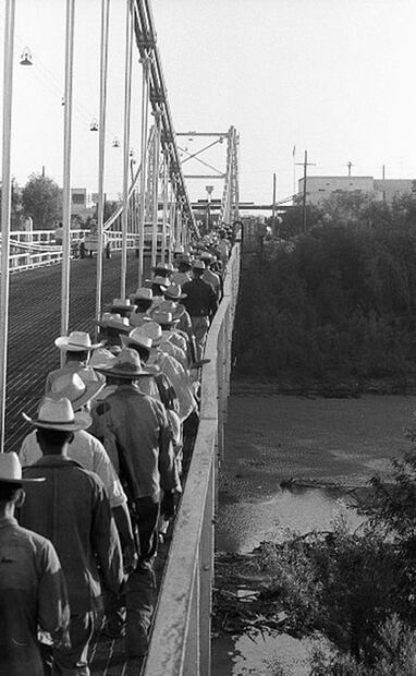 Trabajadores cruzando el puente internacional entre Reynosa, Tamaulipas e Hidalgo, Texas, en la frontera entre México y Estados Unidos; 1956. Foto: Leonard Nadel/National Museum of American History/ESPECIAL.