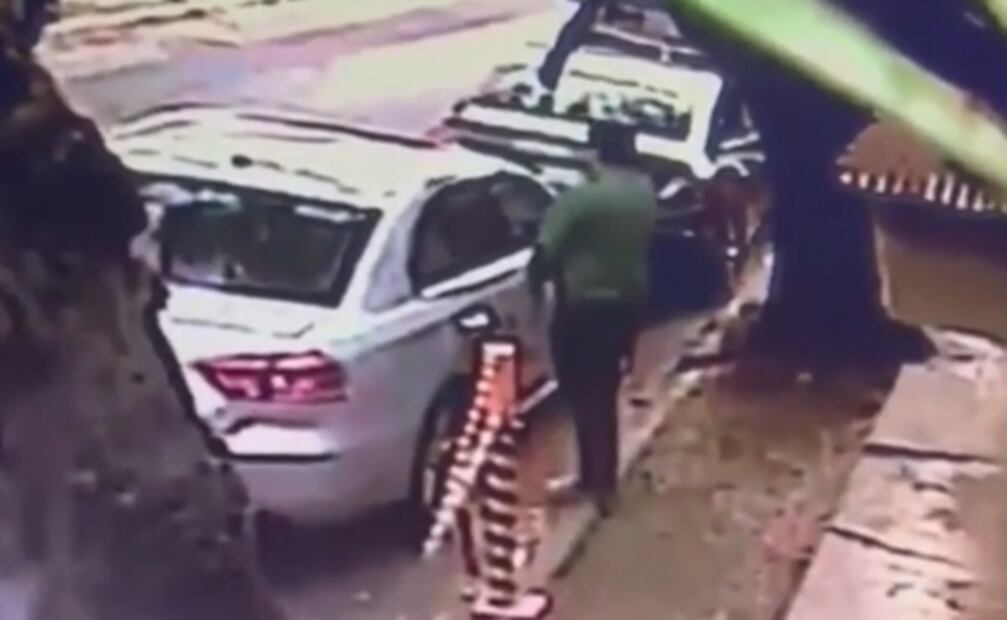 ¡En 4 segundos! Taxista quita cristal de autos y roba objetos en Edomex