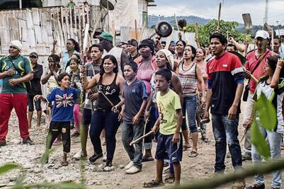 Tres mexicanos luchan por tierra ecuatoriana en "Sin muertos no..."