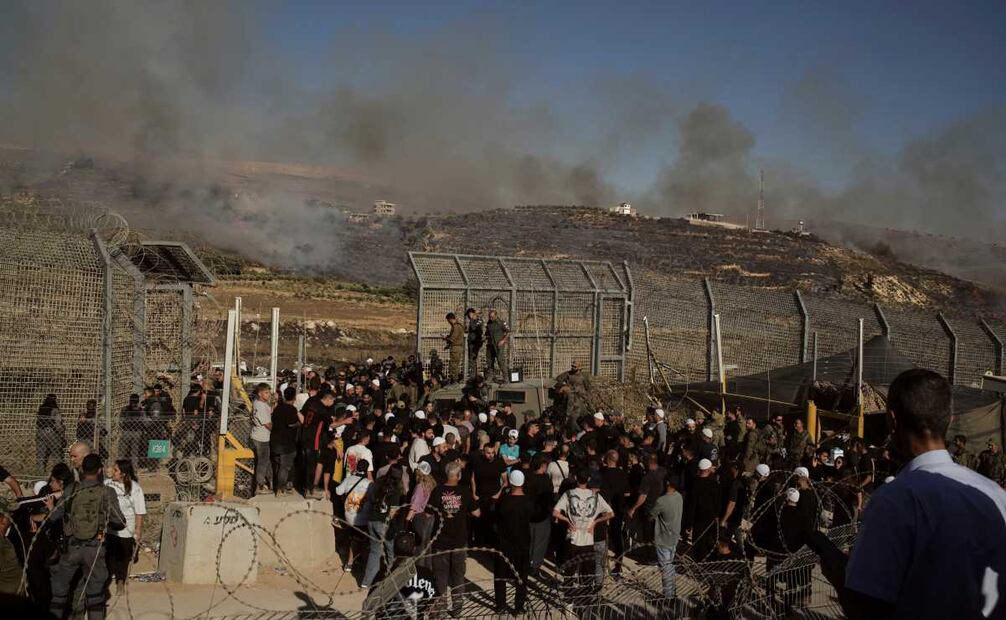 Drusos de Siria e Israel protestan en la frontera sirio-israelí, en Majdal Shams, en los Altos del Golán bajo control israelí, el miércoles 16 de julio de 2025, en medio de los continuos enfrentamientos entre las fuerzas del gobierno sirio y grupos armados drusos en la ciudad de Sweida, en el sur de Siria. Foto: AP