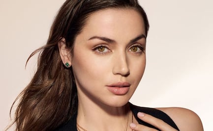 Ana de Armas combina elegante traje de falda con bralette