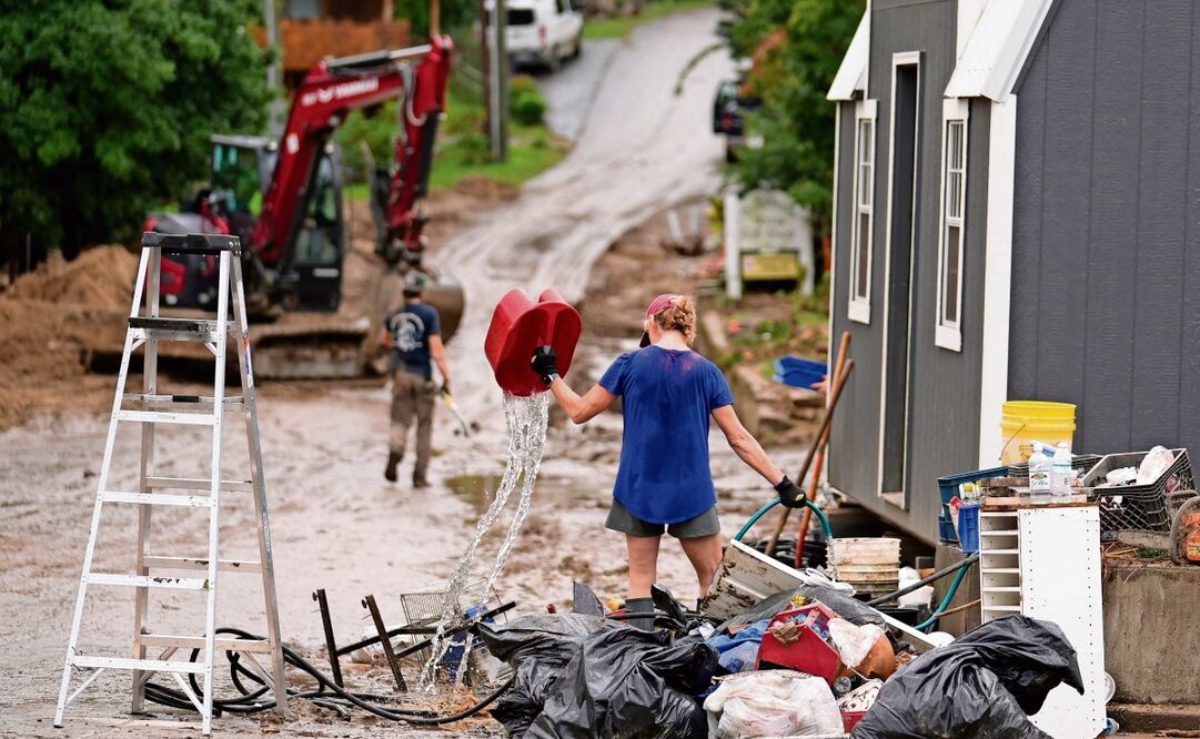 La gente hace limpieza, tras el paso del huracán Helene en Hot Springs, Carolina del Norte. Foto: Jeff Roberson | AP