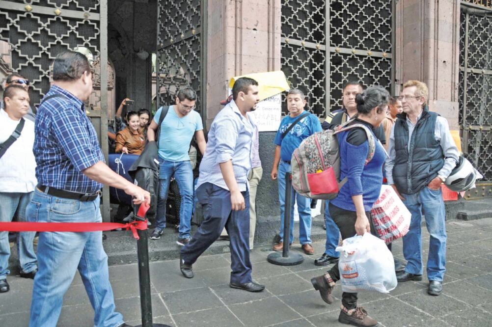 Tras reunirse con la nueva secretaria de Finanzas y acordar un plan de trabajo, los munícipes del PAN y PRD liberaron el Palacio de Gobierno y la Casa Veracruz, recintos que mantenían tomados desde octubre para exigir recursos. (FOTO: MIGUEL ÁNGEL CARMON)