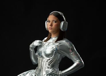 Victoria Mayer Camil debuta como modelo con vestido de quinceañera futurista