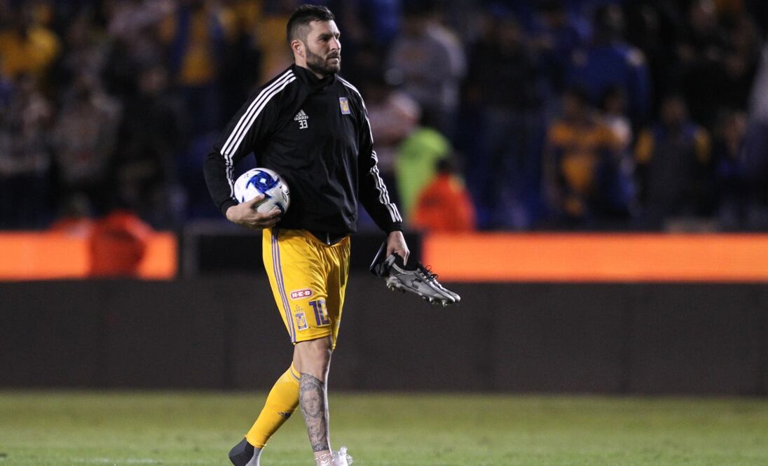 El galo salió con una bolsa de hielo. Fotos: Imago7