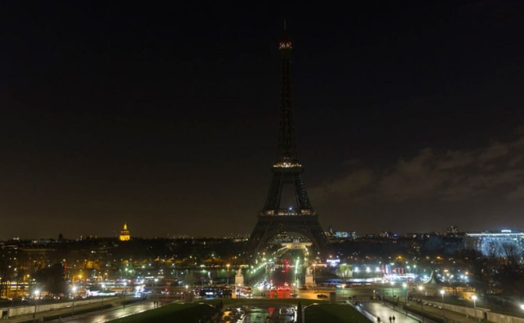 Las luces de la Torre Eiffel se fueron apagando progresivamente desde la punta hasta la base del monumento (Foto tomada de @Paris)