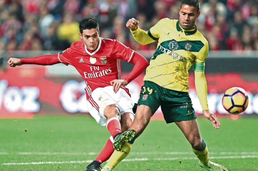 El atacante hidalguense (izq.) es bien visto por el técnico alemán Jurgen Klopp. (MANUEL DE ALMEIDA. EFE)