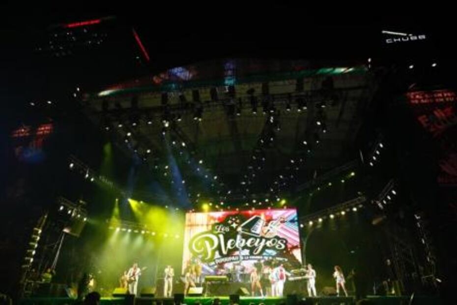 Reciben capitalinos 2019 a ritmo de Margarita "La diosa de la cumbia"