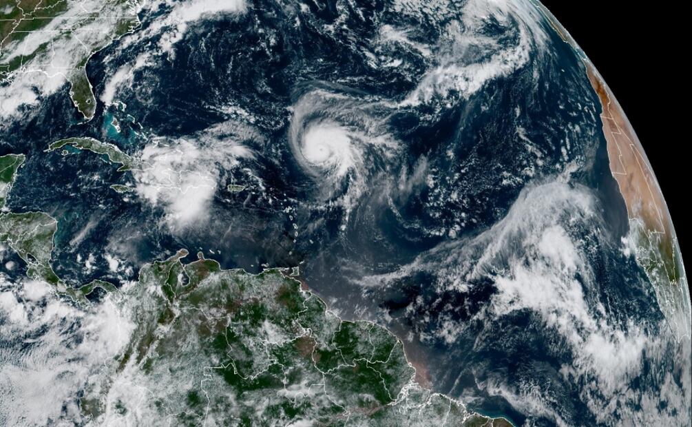Fotografía satelital cedida este viernes por la Oficina Nacional de Administración Oceánica y Atmosférica de Estados Unidos (NOAA).  Foto: EFE