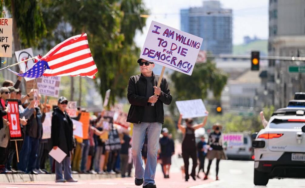Cientos protestan contra Elon Musk ante concesionarios de Tesla en EU y Europa. (29/03/25) Foto: AFP