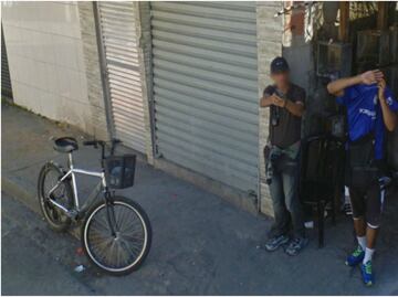 Google Maps capta a un hombre apuntando a sus cámaras