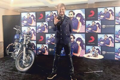 Aleks Syntek rinde tributo a sus ídolos