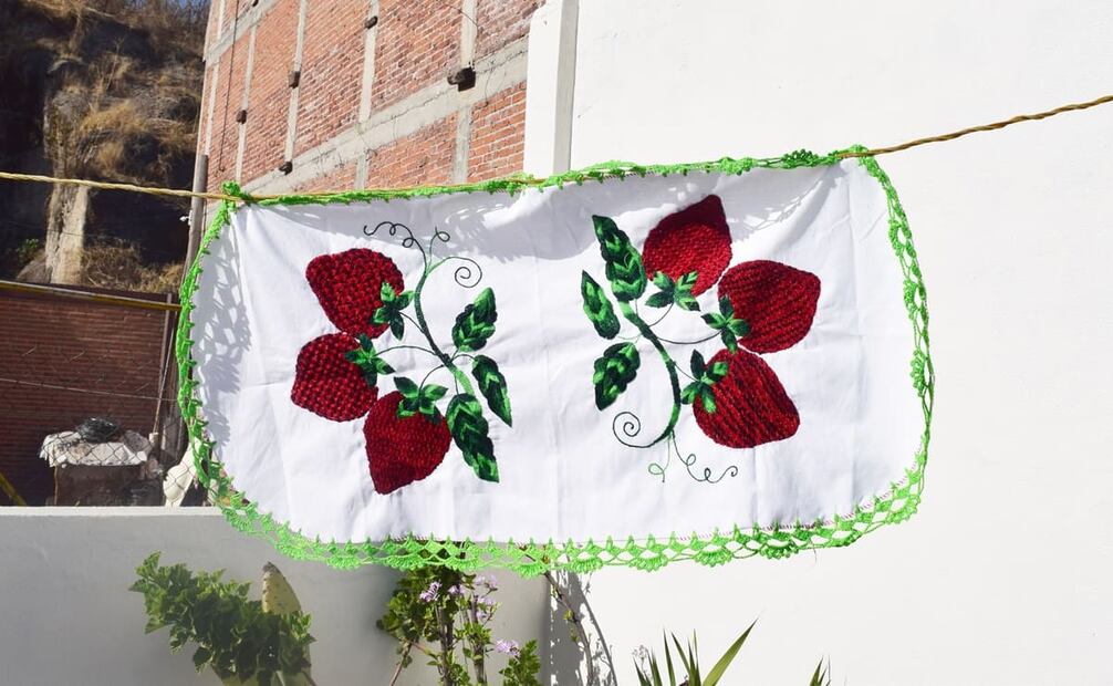 La variedad de colores para el hilo de bordado ya escasea. En la actualidad pueden encontrarse de poliéster para hebras metálicas o de algodón para colores solidos; la madeja ronda los 4 a 10 pesos. Foto: EL UNIVERSAL.