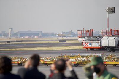 Aterriza avión con primeras vacunas de Pfizer a México