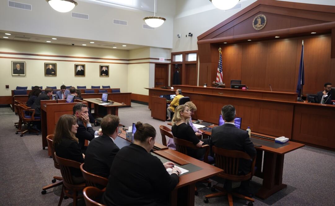 Amber Heard espera antes del veredicto del jurado en el juicio por difamación civil de Depp v. Heard en el juzgado de circuito del condado de Fairfax en Fairfax. Foto: EFE