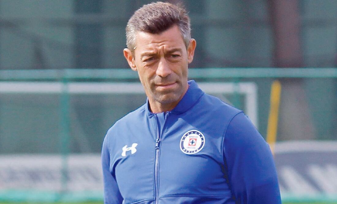 Pedro Caixinha no podrá estar en el banquillo por una suspensión. IMAGO7