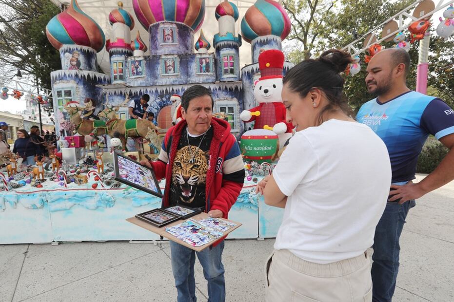 Santa Claus espera quien se tome fotos con él en Toluca. FOTO:  Jorge Alvarado/ EL UNIVERSAL/