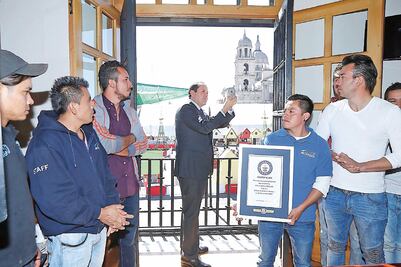 Arrebatan récord con piñata a EU