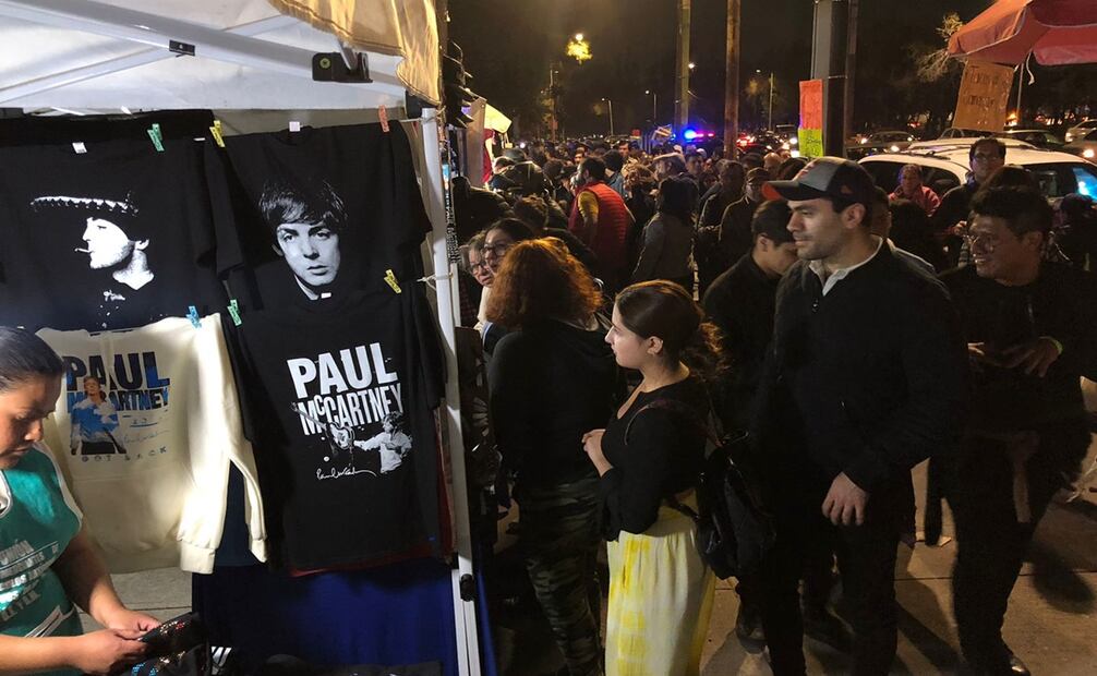 Una de las primeras paradas de los asistentes son los puestos de mercancía, para llevarse un recuerdo de esta noche. Foto: Diego Simón