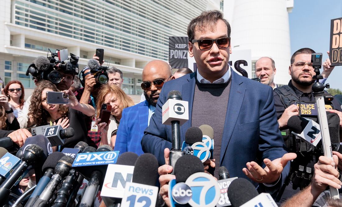El congresista republicano George Santos de Nueva York habla con los reporteros después de salir de un tribunal federal donde compareció ante un juez. Foto: EFE