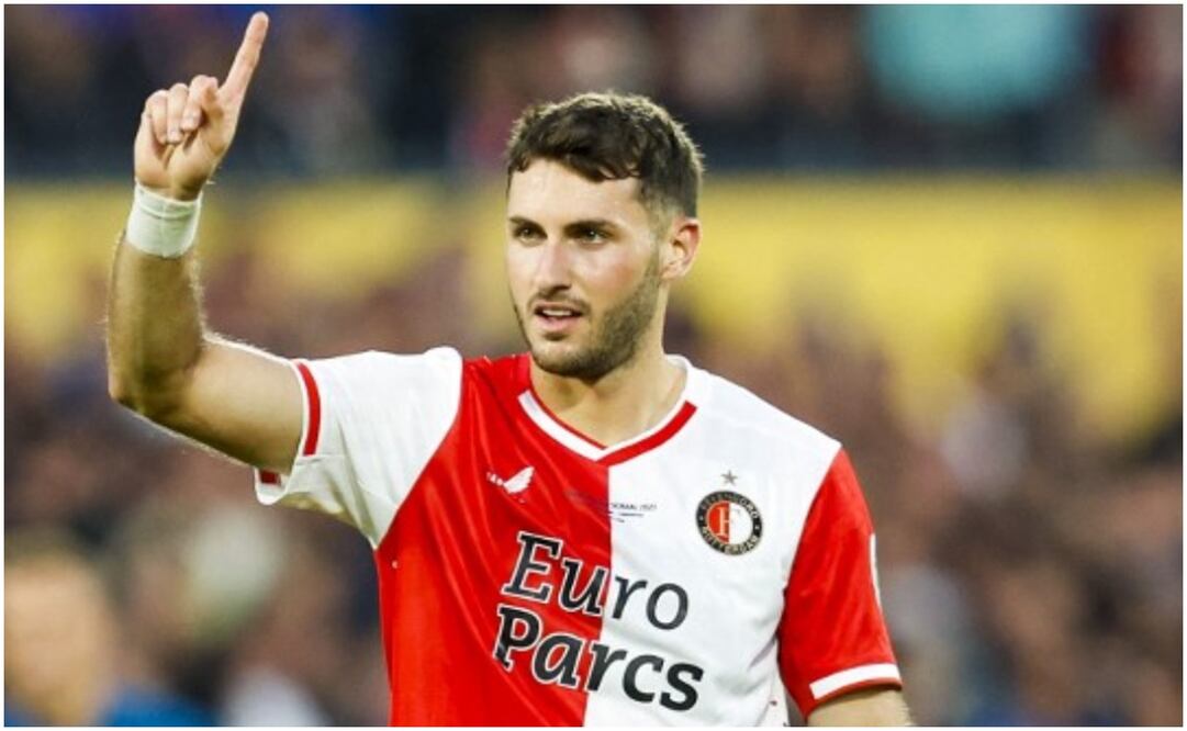 Santiago Giménez con el Feyenoord celebrando un gol / FOTO: AFP