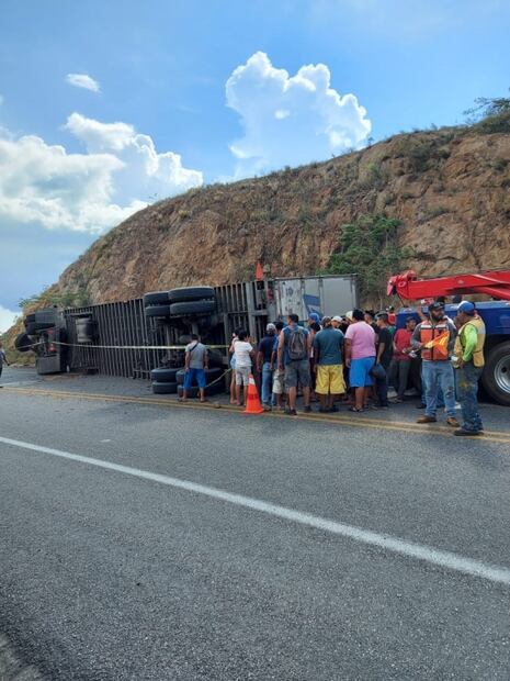 Pobladores rapiñan cargamento de tráiler volcado en Chiapas