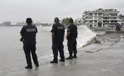 Alertan por 2 zonas de inestabilidad con potencial ciclónico