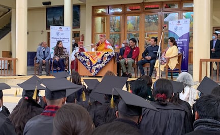 Dalai Lama besa a menor en la boca y le pide que le 'chupe' su lengua en pleno evento budista 