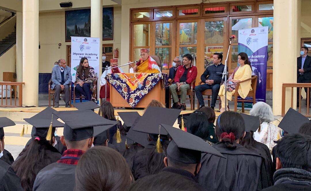 Dalai Lama, líder del budismo tibetano, asiste a la "Academia de Habilidades iMpower". Foto: Twtter @NetTibet