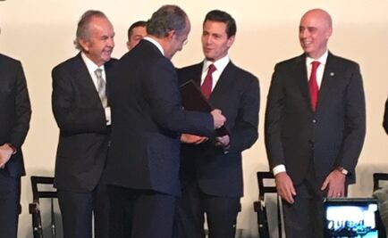 Peña entrega reconocimiento a Calderón en evento de ITAM