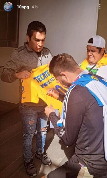 André-Pierre Gignac y Salvador Cabañas intercambian playeras de América y Tigres