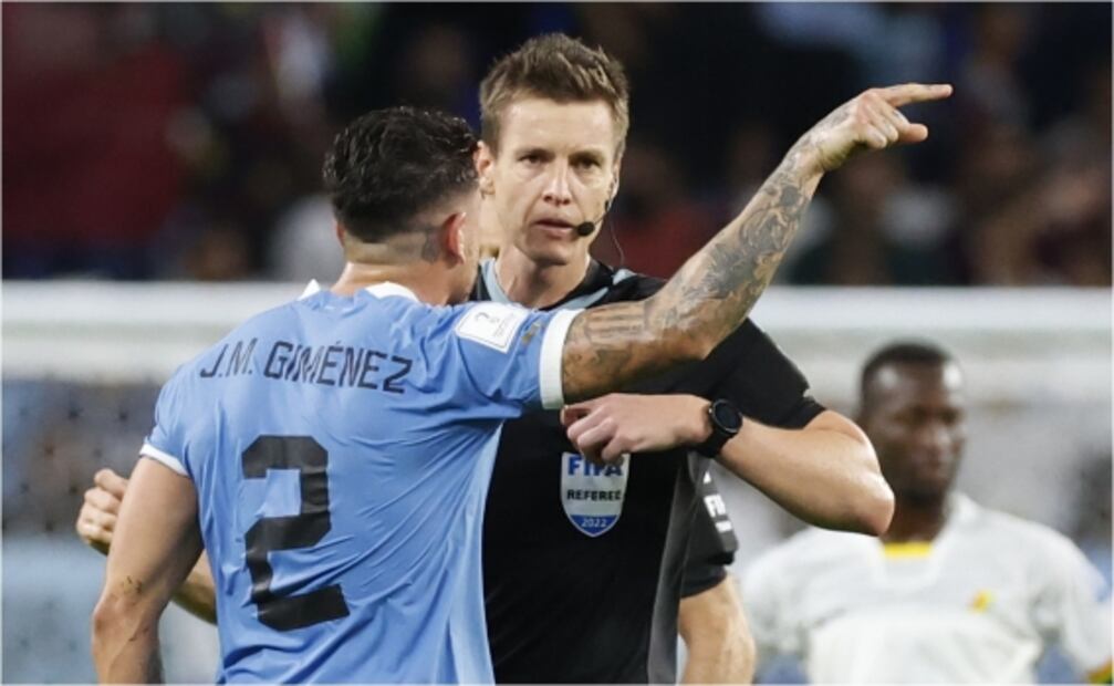 La furia de Edinson Cavani que terminó con un golpe al VAR