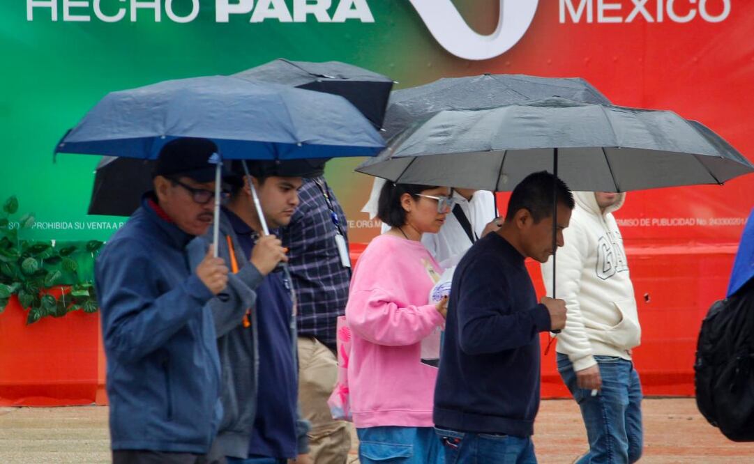 Continúan las lluvias en la capital; personas que transitan por las calles del Centro Histórico usan paraguas e impermeables para atajarse del agua. Foto: Luis Camacho/EL UNIVERSAL