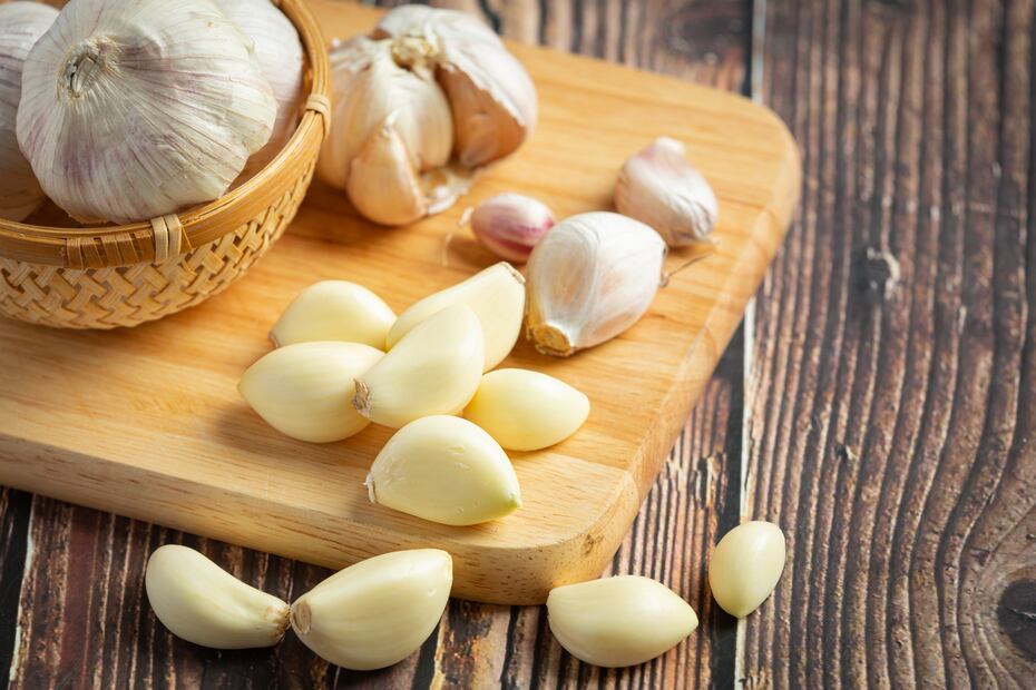 La mejor manera de comer ajo es crudo. Foto: FreePik.