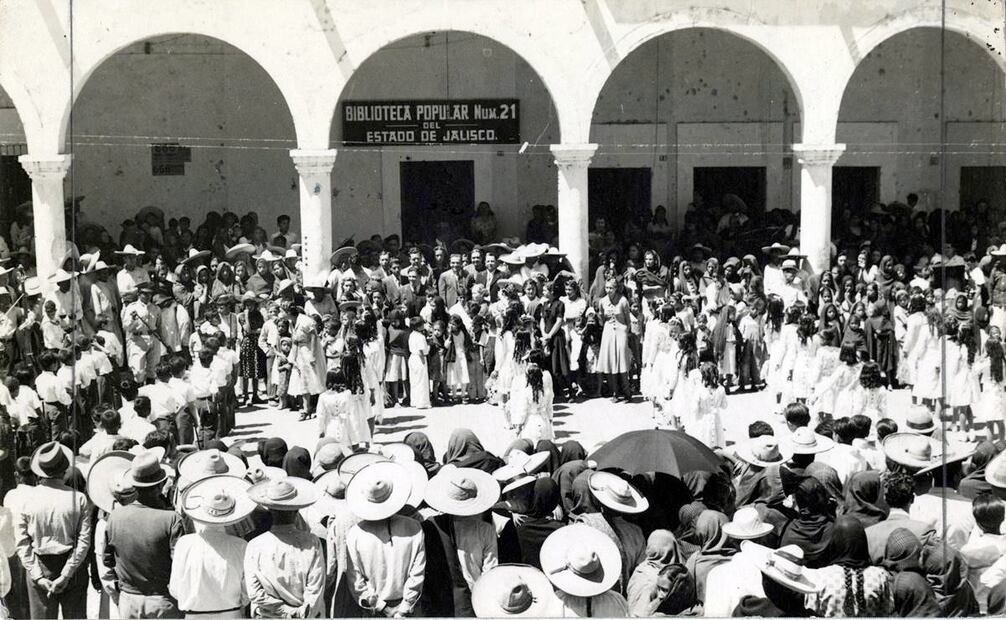 Puente señaló a Jalisco como "fuente perenne de cultura", gracias a su tradición musical. La vida social tapatía de la primera mitad del siglo XX figura aquí, disfrutando un festival en la plaza de una Biblioteca Popular. ESPECIAL.