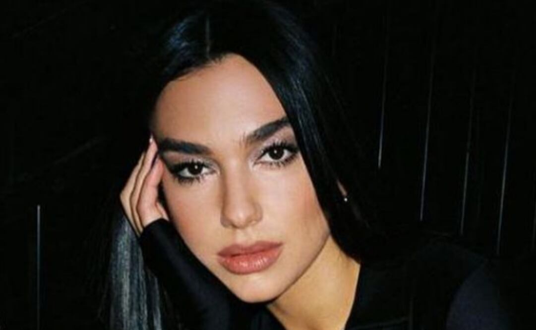 Dua Lipa volvió a mostrar su ropa interior con biker short y top transparentes, look acompañado por unas botas Dior. Foto: Instagram @dualipa