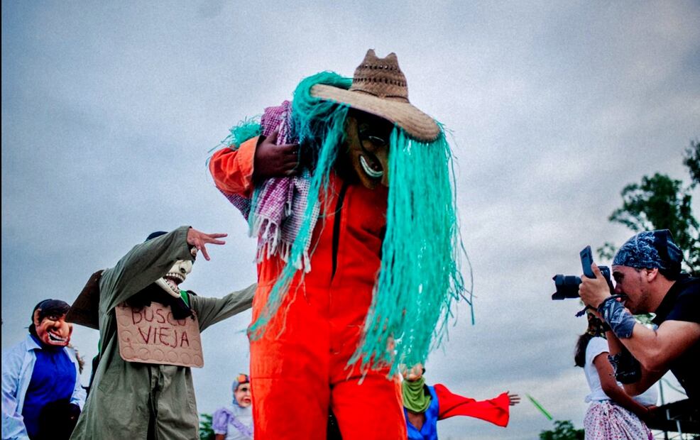 Xermen comparte que a través de documentar el Xantolo ha logrado entender la esencia de esta fiesta, y mediante cada imagen busca compartir, mostrar que la base de esta tradición está en el amor, en las emociones que se despiertan y se hacen manifiestas en cada símbolo y acción que se hace para recordar a alguien que murió. Foto: Xermen Jonguitud