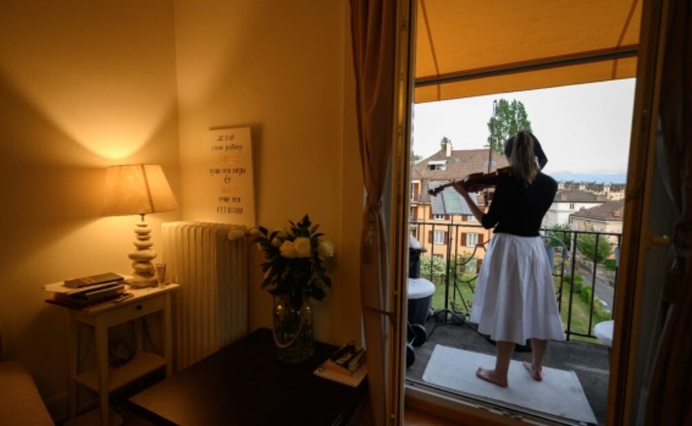 La violinista suiza que intenta "salvar almas" con su música 