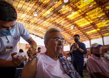 Gobernador de Sinaloa acude por su tercera dosis contra Covid