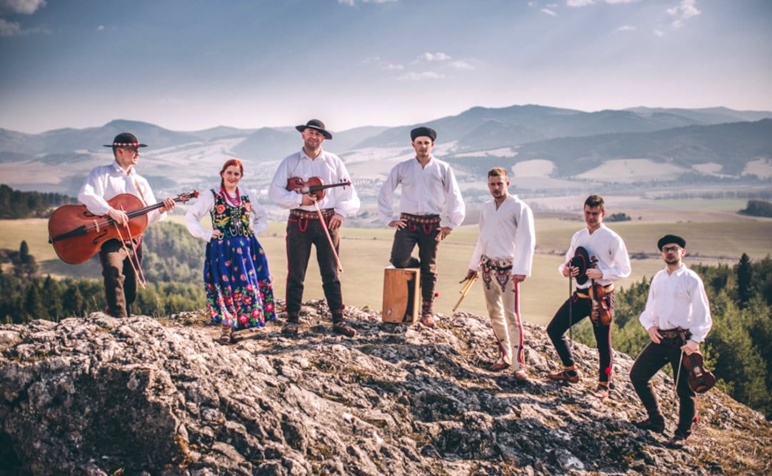 Hoverna, a quartet formed by musicians from the mountainous areas of southern Poland, were performing the Jarocho anthem in an improvised dressing room among white tents - Photo: Courtesy of the Zhezkiik International Music Festival