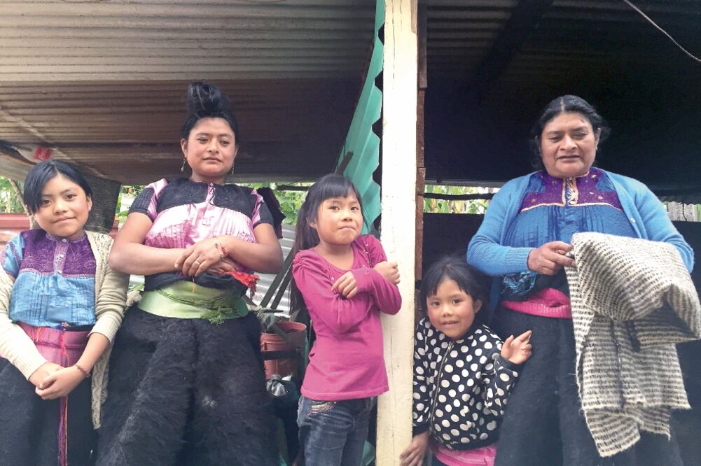 Cristina González vive con su hija Beatriz Díaz y sus nietas Ángela, Valentina y Marisela en una humilde casa en Cruz Quemada, donde la mayoría de las mujeres se dedican a cardar e hilar la lana, cuidar los borregos y cocinar (FREDY MARTÍN. EL UNIVERSAL)